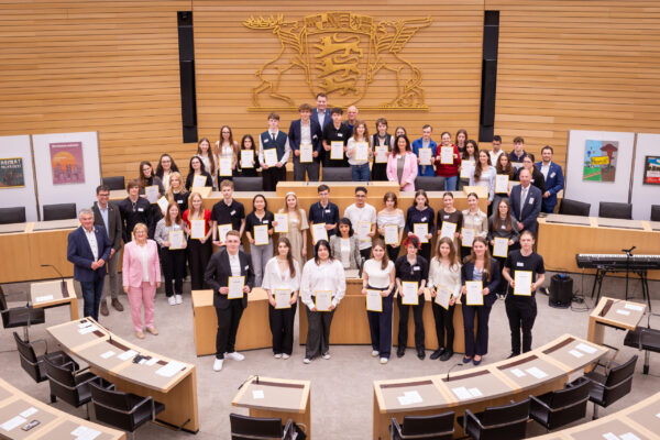 Erstpreisträgerinnen und -preisträger des 67. SWB im Landtag. Foto: Landtag BW