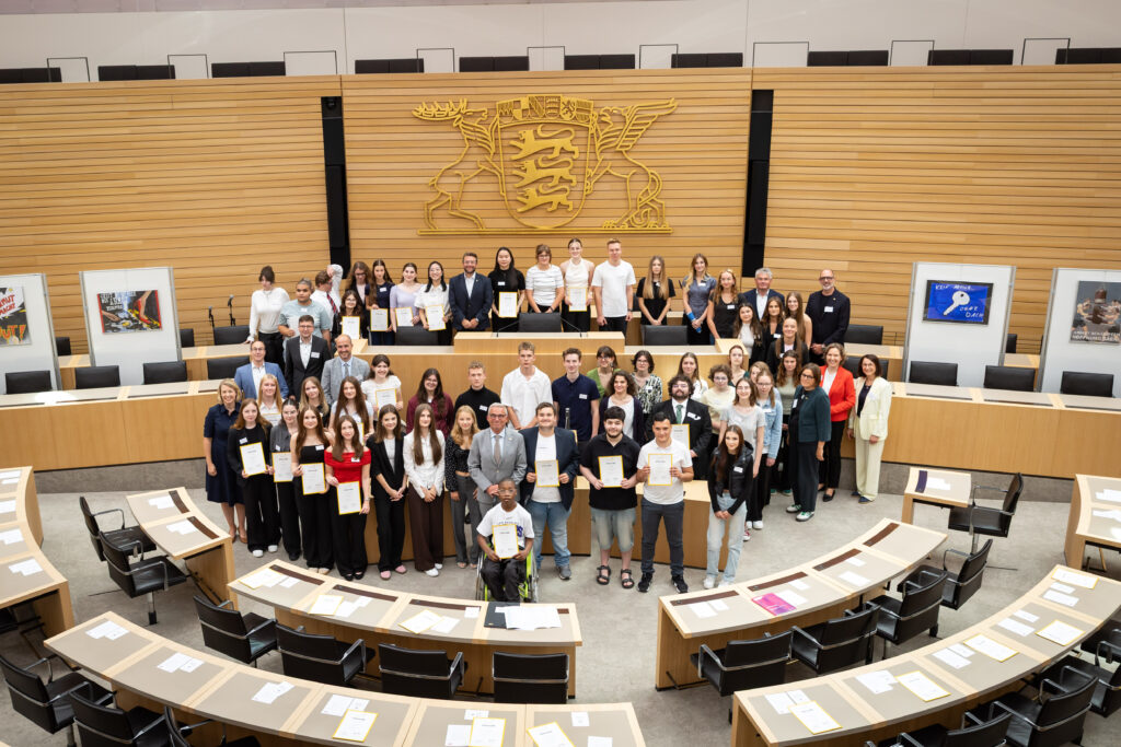 Erstpreisträgerinnen und -preisträger des 68. SWB im Landtag. Foto: Landtag BW