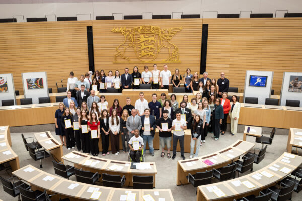 Erstpreisträgerinnen und -preisträger des 68. SWB im Landtag. Foto: Landtag BW